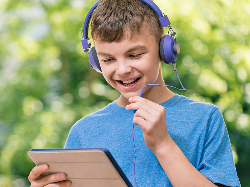 6th grade boy using Intelli-Sync services